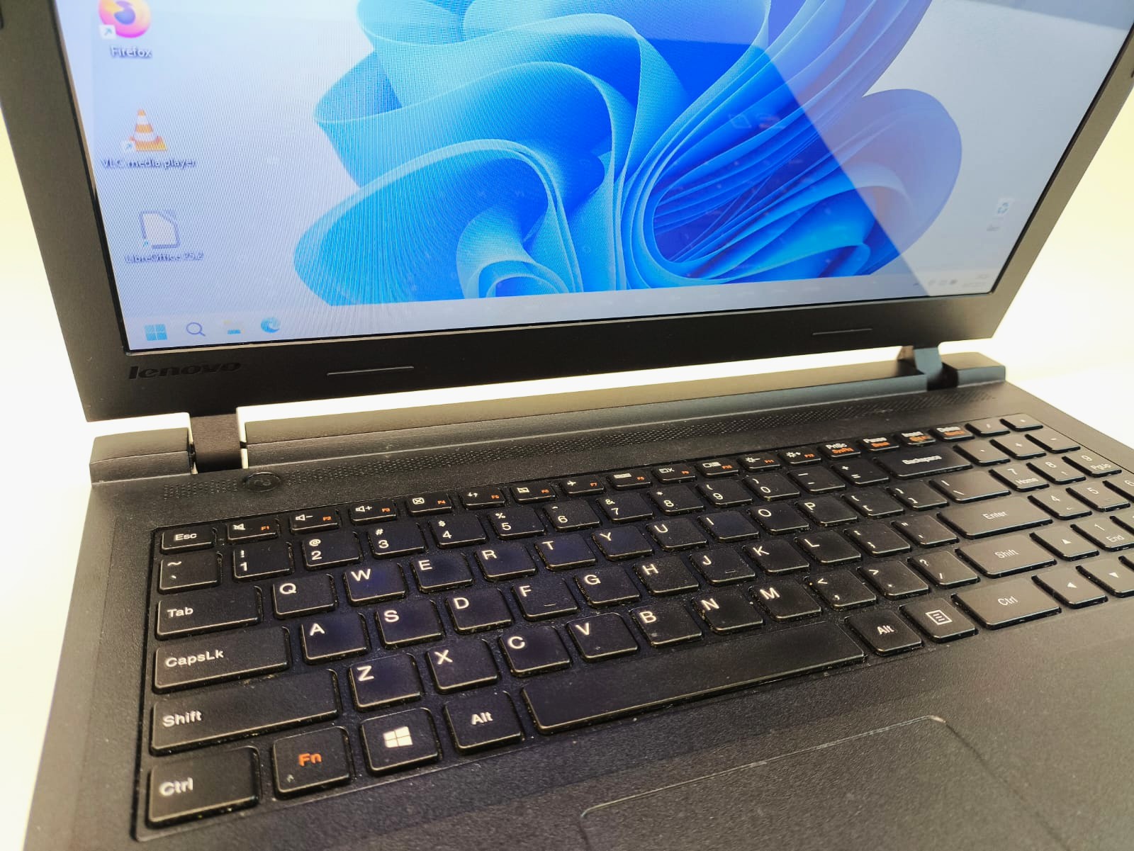 Laptop Lenovo IdeaPad 100 Intel Celeron N3060 4GB 128GB SSD 15,6" HD Windows 11 - obrazek 2