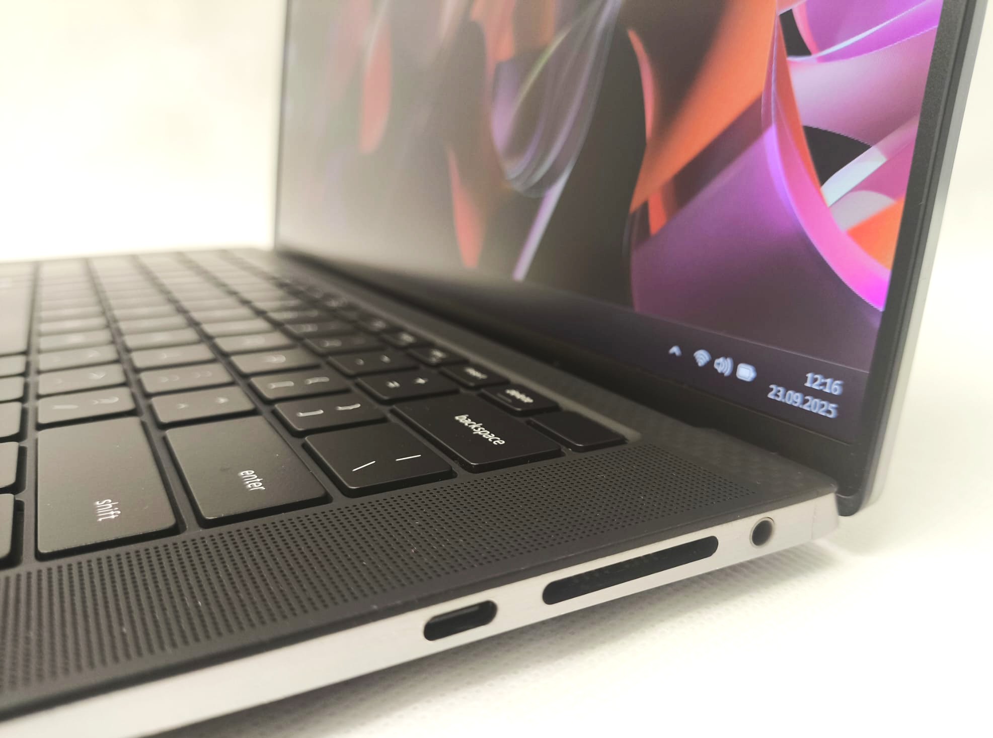 Laptop DELL Precision 5560 Core i7-11850H 32GB 512GB SSD 15,6" FHD+ QUADRO T1200 4GB Windows 11 - obrazek 3