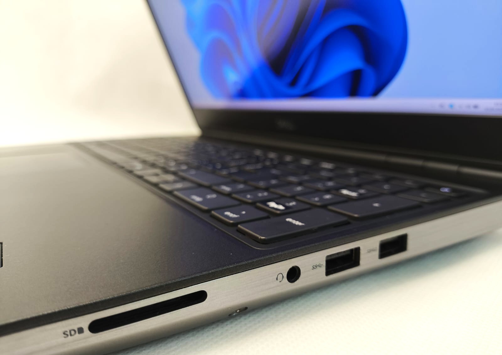 Laptop DELL Precision 7560 Core i9-11950H 32GB 512GB 15,6" FHD RTX A3000 6GB Windows 11 - obrazek 3