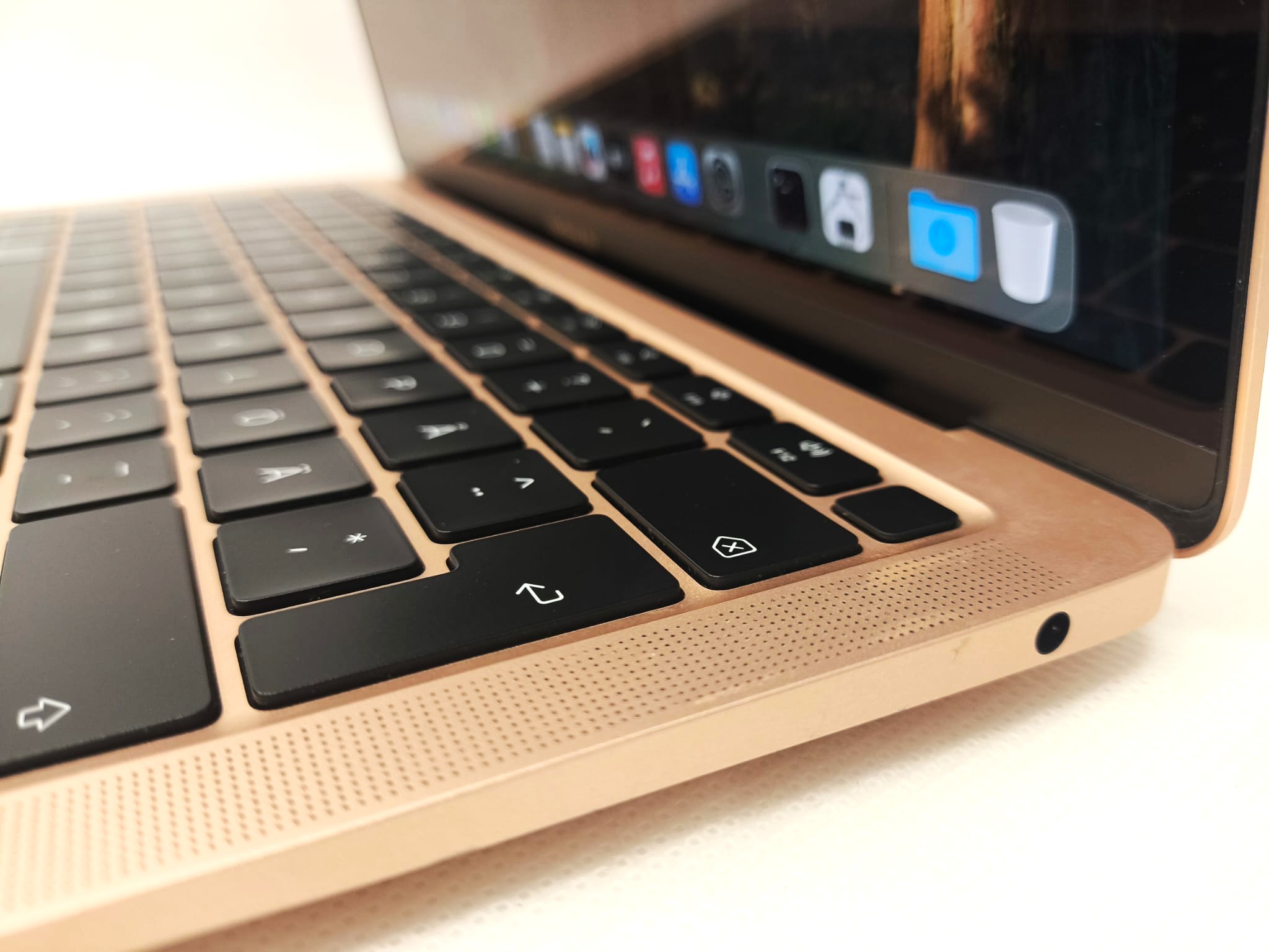 Laptop APPLE MacBook AIR 2020r. M1 8Core 16GB 512GB 13,3" Rose Gold - obrazek 4