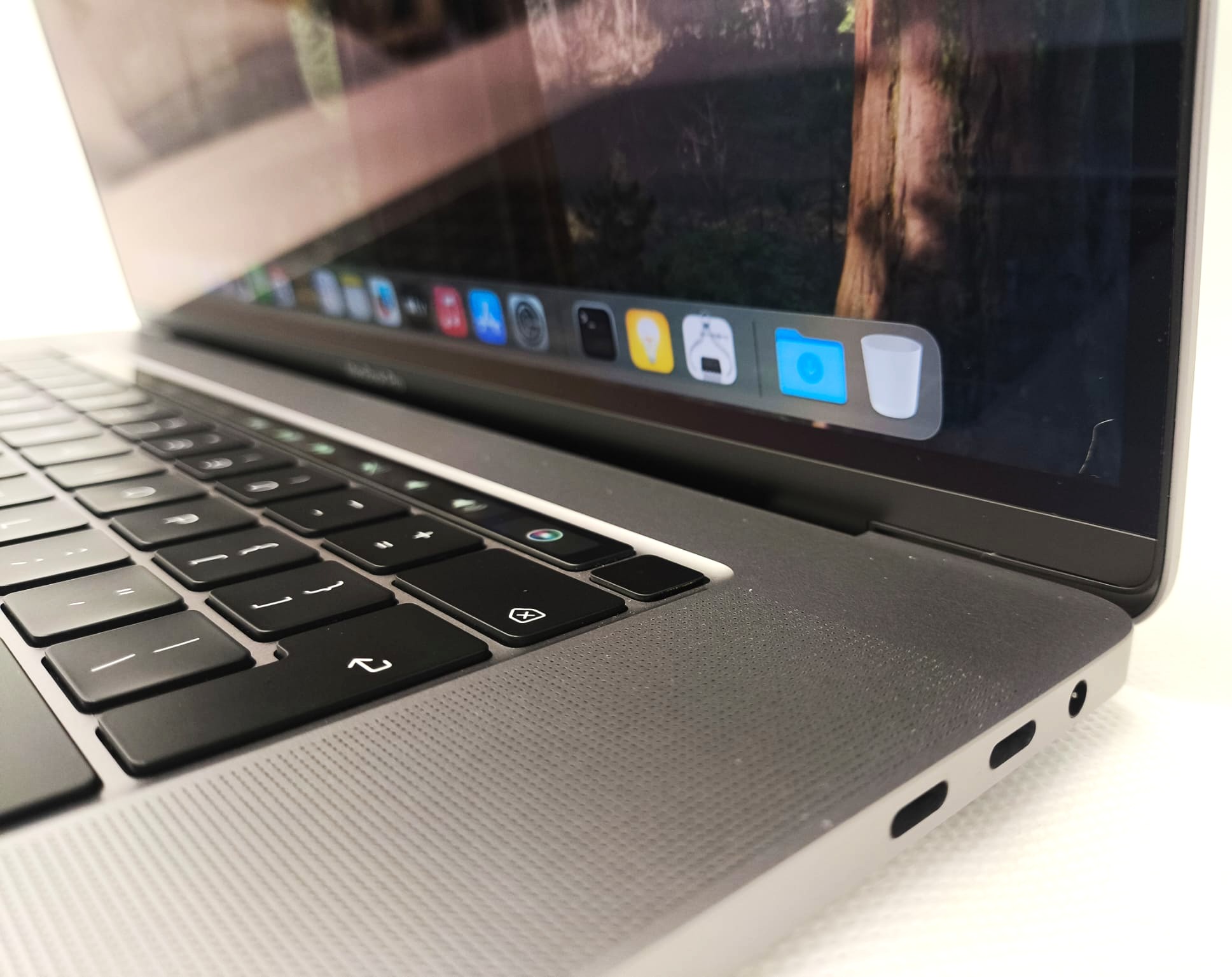 Laptop MacBook PRO 16" TouchBar Core i9-9880H 32GB 1TB Radeon Pro 5500M 3072x1920 - obrazek 7