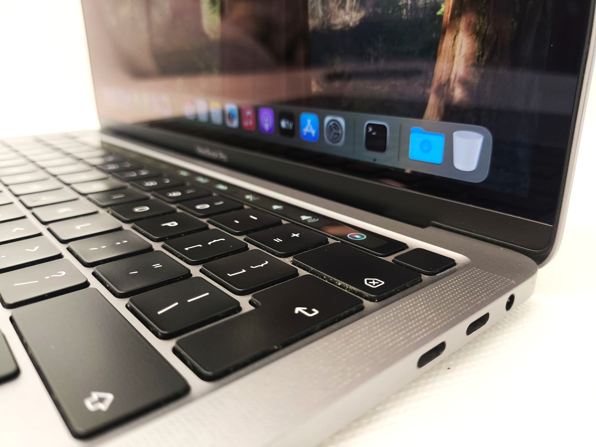 Laptop MacBook PRO 13" TouchBar Core i7-1068NG7 32GB 512GB 2560x1600 - obrazek 9