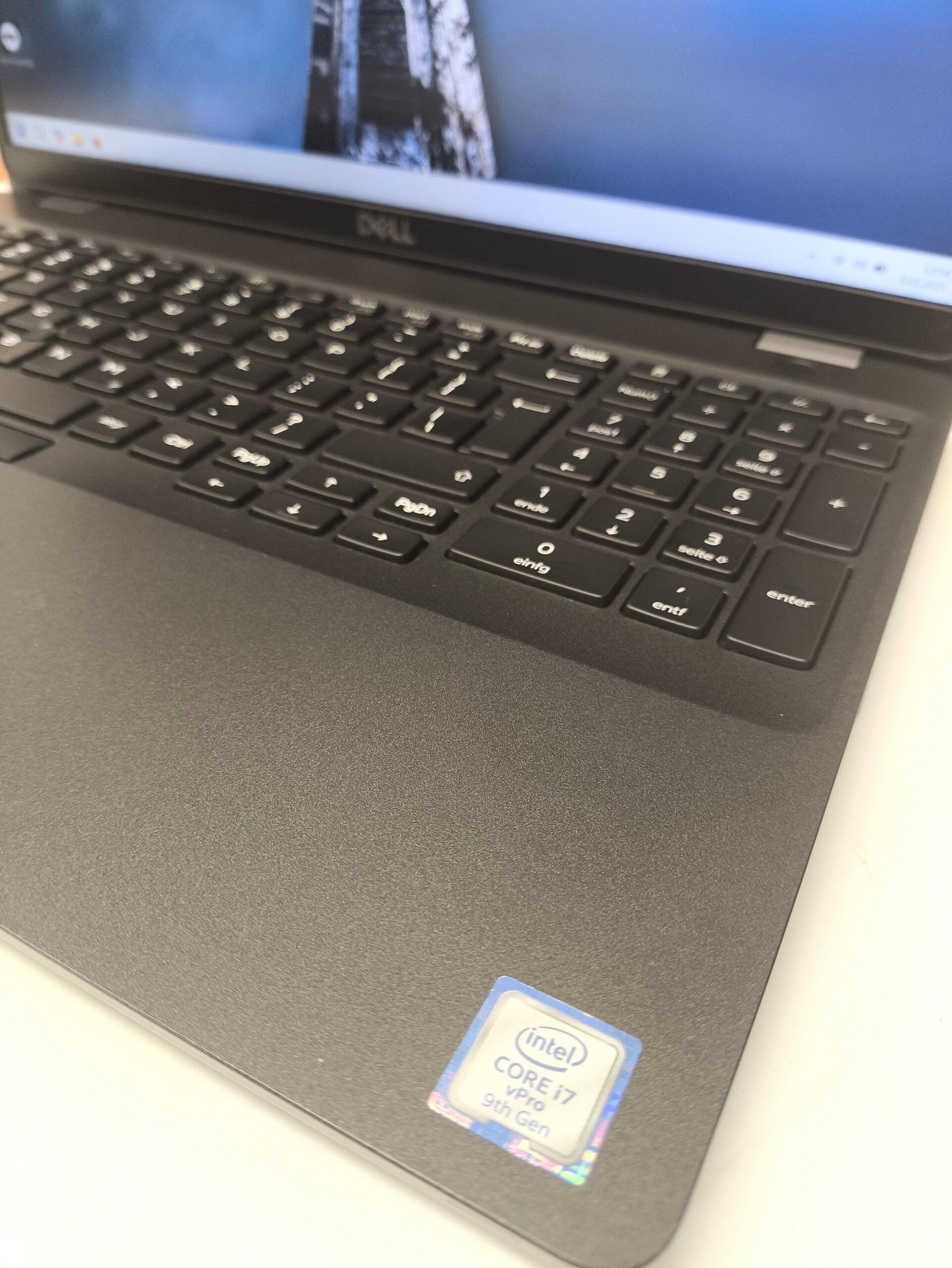 Laptop DELL Latitude 5500 Core i5-8265u 16GB 256GB SSD 15,6" FHD Windows 11 - obrazek 7